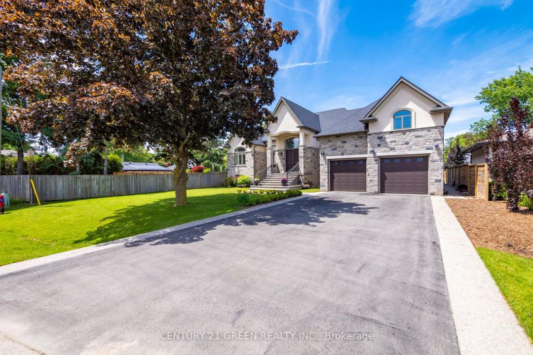 679 HIAWATHA BOULEVARD, Hamilton, Ontario L9G 3A6, Canada