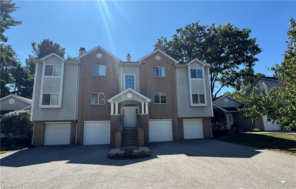 344 Village Point Dr  #D, Akron, أوهايو 44313, الولايات المتحدة