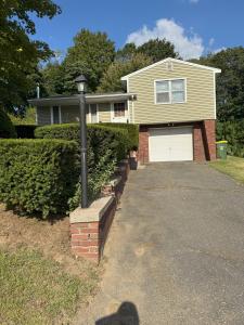 38 Mapleridge Dr, Waterbury, Connecticut 06705, USA