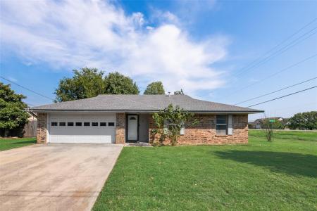 2 Finley Circle, Krum, Texas 76249, USA