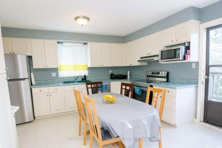 46 COMOX COURT, London South, Ontario N6K 3K9, Kanada