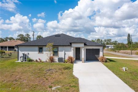 809 Agnes Avenue, Lehigh Acres, Floryda 33971, USA