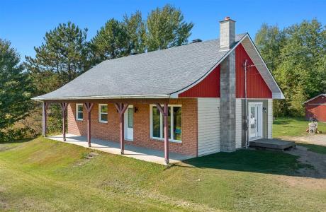 201 Ch. de la Rivière-Gatineau, Sainte-Thérèse-de-la-Gatineau, Quebec J0X 2X0, Canada