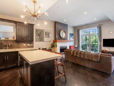 2527 W Chicago Avenue 2, Chicago, אילינוי 60622, ארצות הברית של אמריקה