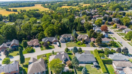 15 ROYAL YORK COURT, Brant, オンタリオ N0E 1N0, カナダ