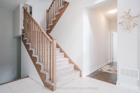 1076 THOMPSON DRIVE, Oshawa, 安大略省 L1L 0V5, 加拿大