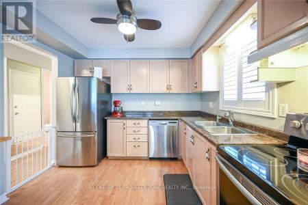 40 FRANCES AVENUE, Hamilton (stoney Creek), Ontario L8E 5V6, Canada