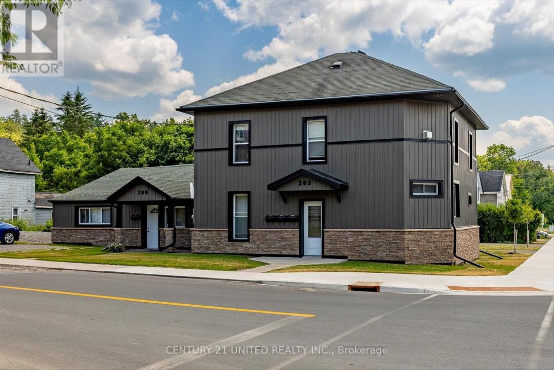 203 CARLISLE AVENUE, Peterborough (ashburnham Ward 4), Ontario K9H 1J7, Canada