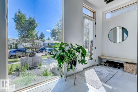 7616 83 AV NW, Edmonton, Alberta T6C 1A3, Canada