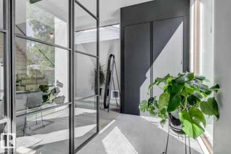 7616 83 AV NW, Edmonton, Alberta T6C 1A3, Canada