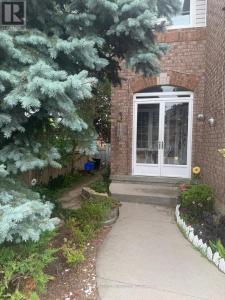 130 WALLER STREET, Whitby (rolling Acres), Ontario L1R 2K7, Canada