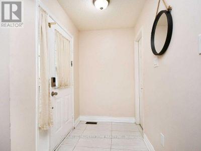 32 SUMMERDALE CRESCENT, Brampton (fletcher's Meadow), Ontario L6X 4V8, Canada