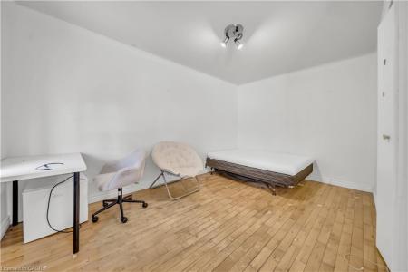 24 COLUMBIA STREET W, Waterloo, 安大略省 N2L 3K3, 加拿大