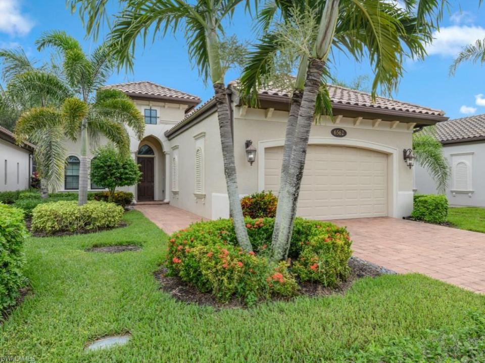6562 Amarone LN, NAPLES, Florida 34113