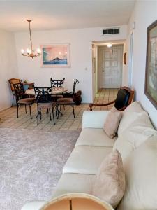 3200 N Palm Aire #105, Pompano Beach, Florida 33069, USA