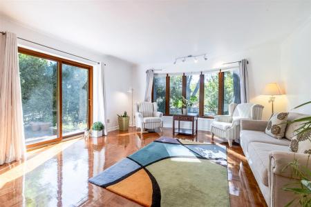 53  Rue Chartres, Dollard-Des Ormeaux, Québec H9A 1J6, Canada