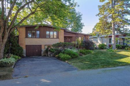 53  Rue Chartres, Dollard-Des Ormeaux, Québec H9A 1J6, Canada