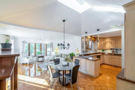 53  Rue Chartres, Dollard-Des Ormeaux, Québec H9A 1J6, Canada