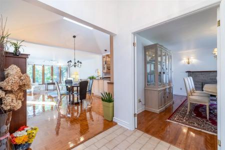 53  Rue Chartres, Dollard-Des Ormeaux, Québec H9A 1J6, Canada