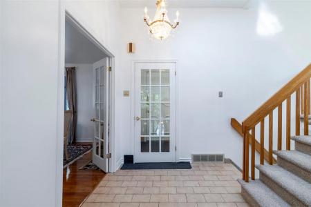 53  Rue Chartres, Dollard-Des Ormeaux, Québec H9A 1J6, Canada