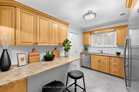 171 PHILLIP MURRAY AVENUE, Oshawa, Ontario L1J 1G6, Kanada