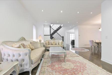 18 KERR LANE, Aurora, Ontario L4G 0E5, Canada