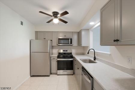 13 Cardinal Ln, Hampton Twp., New Jersey 07860-1454, USA