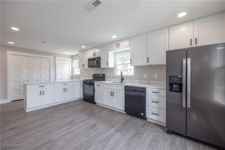 1836 E 294th Street, Wickliffe, 俄亥俄州 44092, 美國