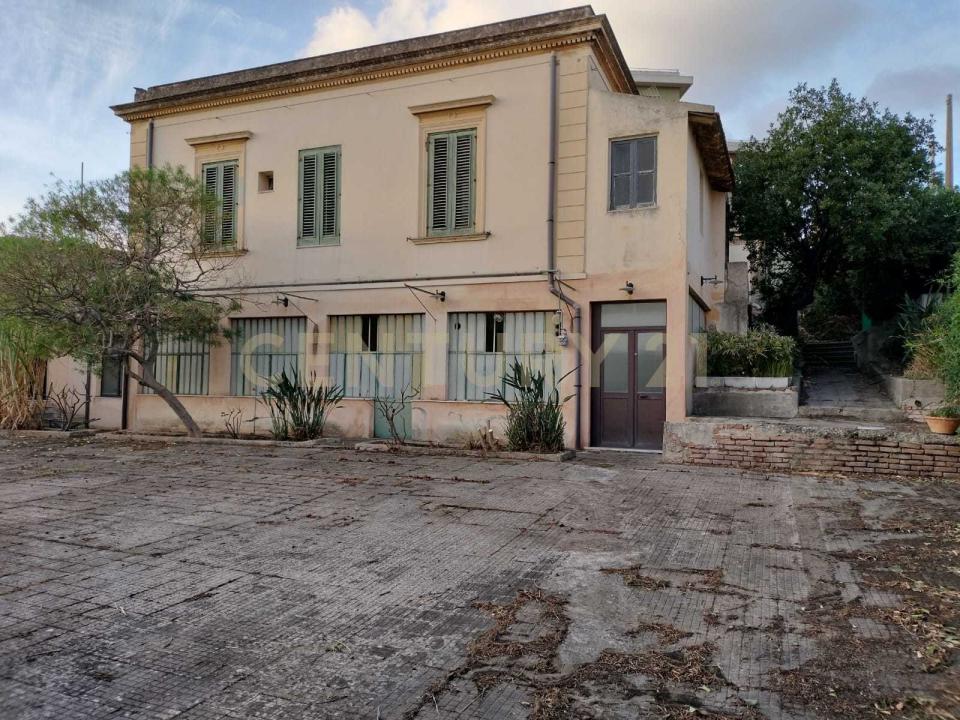 Viale Regina Margherita, Messina, Sicilia 98100, Italy