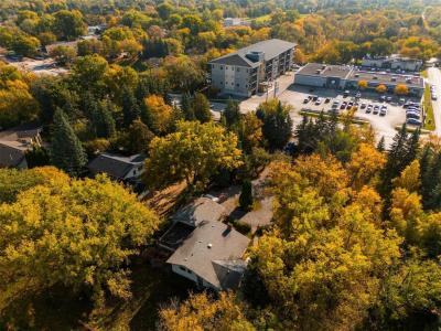 2016 HENDERSON HIGHWAY, Winnipeg, Manitoba R3G 1P2, Canada