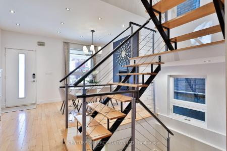 536 CRAWFORD STREET, Toronto, Ontario M6G 3J8, Canada