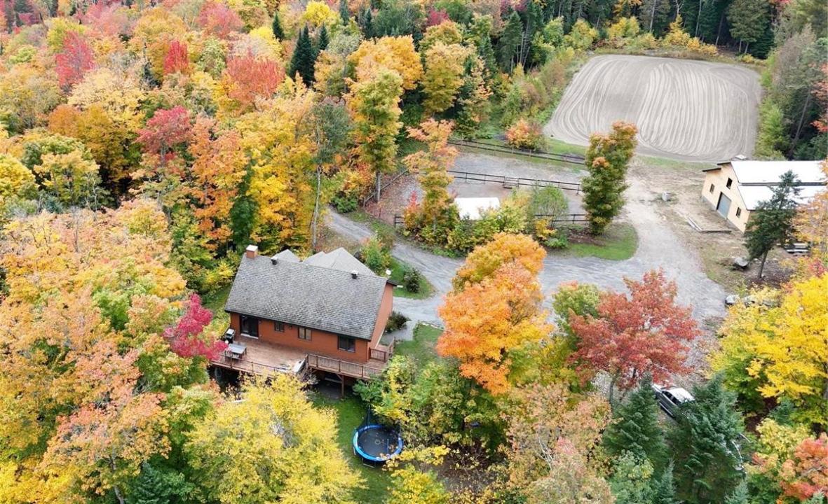 2216  Ch. des Menhirs, Sainte-Lucie-des-Laurentides, Quebec J0T 2J0, Canadá