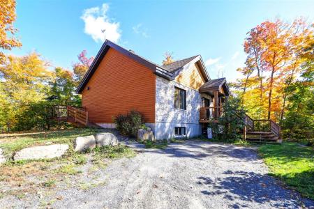 2216  Ch. des Menhirs, Sainte-Lucie-des-Laurentides, Quebec J0T 2J0, Canadá