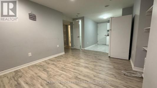 8 NATALIE COURT, Brampton (westgate), Ontario L6S 5T8, Canada