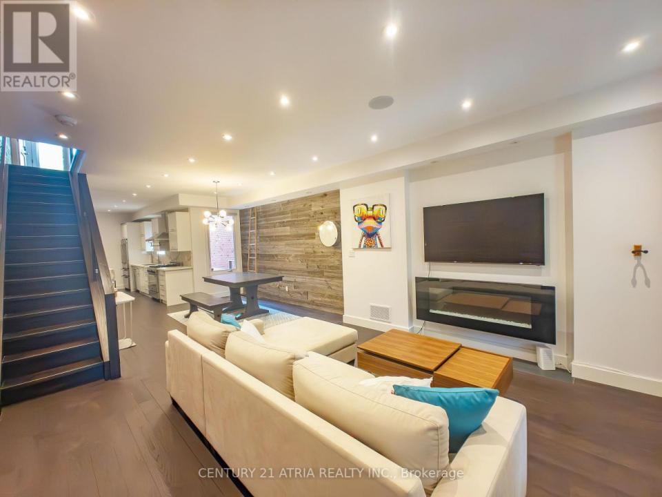 329A CLINTON STREET, Toronto (palmerston-little Italy), Ontario M6G 2Y7, Canada