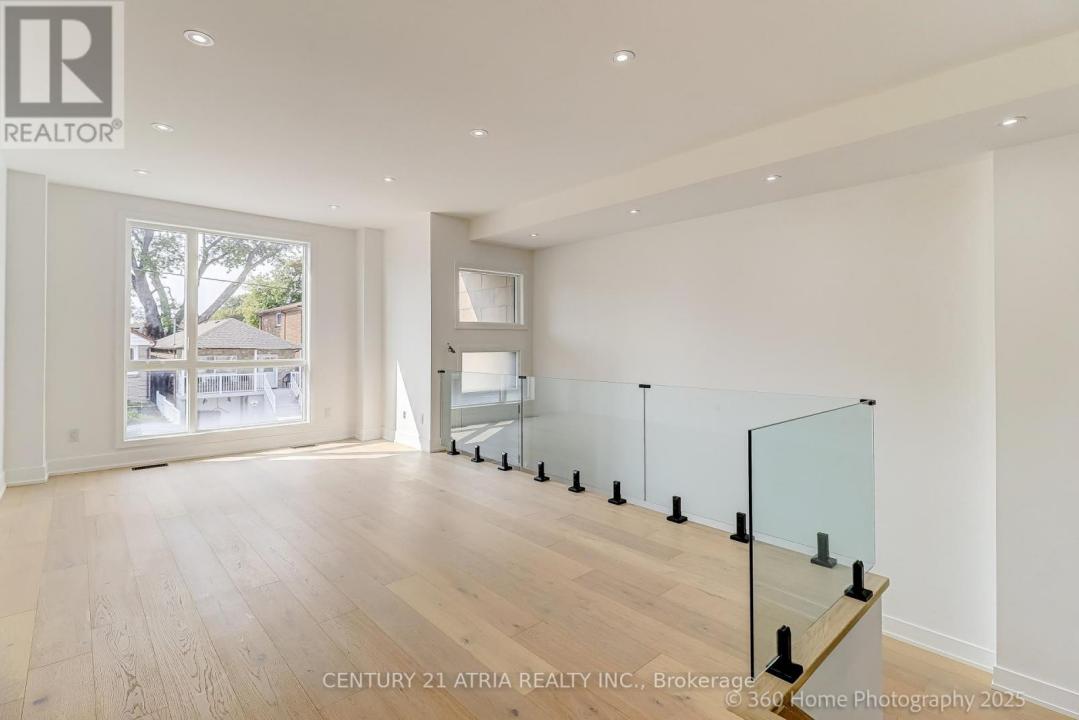 29B CHRYESSA AVENUE, Toronto (rockcliffe-smythe), オンタリオ M6N 4T4, カナダ