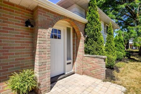 32 LONSDALE PLACE, Barrie, Ontario L4M 4J1, CANADÁ