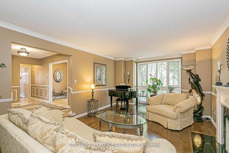 152 CRANBERRY LANE, Aurora, Ontario L4G 5Z4, Canada