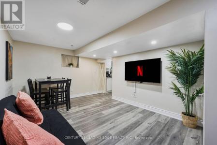 16 MEDACA STREET, Toronto (don Valley Village), أونتاريو M2J 3A7, كندا 