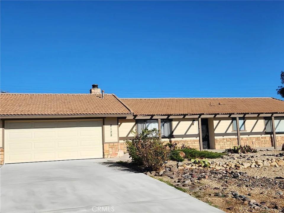 8128 Mono Dr, Hesperia, Kalifornia 92345, USA
