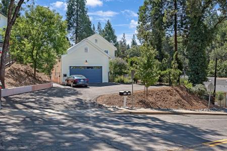 990 Thompson Way A & B, Placerville, 加利福尼亚州 95667, 美国