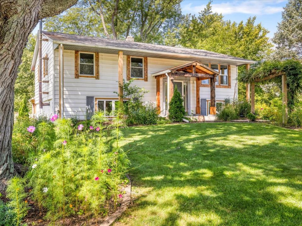 5825 Kirkwood Dr, Rockford, Illinois 61109