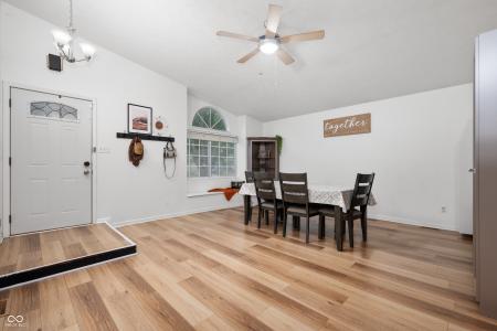 8556 Green Valley Drive, Indianapolis, Indiana 46217, Stati Uniti