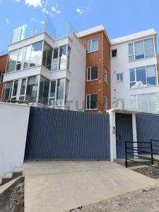 Urbanización la glorieta final calle A (principal) N 108. Frente a Santorini, Edificio bla , La Paz, La Paz 00001, Bolivia