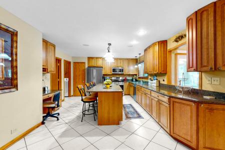 1517 White Trail, Elk Grove Village, Illinois 60007, USA