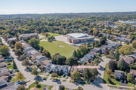 134 WALTON DRIVE, Aurora, Ontario L4G 3K4, Canadá