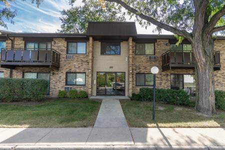 2640 N Windsor Drive , 102, Arlington Heights, Illinois 60004, USA
