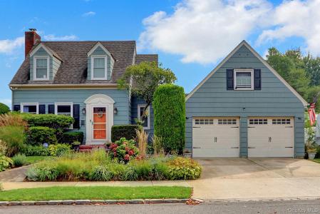 102 Shinnecock Avenue, Massapequa, NY 11758, USA