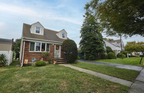 911 Covert Avenue, New Hyde Park, Нью-Йорк 11040, Соединенные Штаты