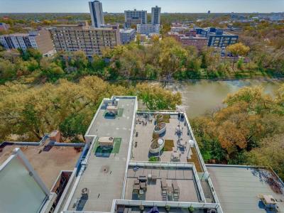 390 ASSINIBOINE AVENUE, Winnipeg, Manitoba R3C 0V2, Canada